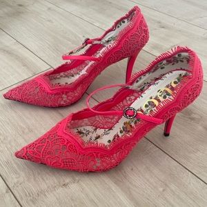 Hot pink Gucci pumps